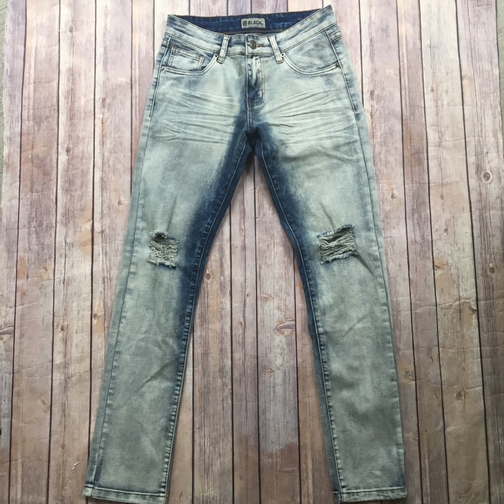 Black- Rue 21- Jeans- NWOT 28/30- Destroyed-Skinny